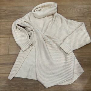 Free People Ivory Oversized Chunky Turtleneck Sweater. Size: Large Women’s.